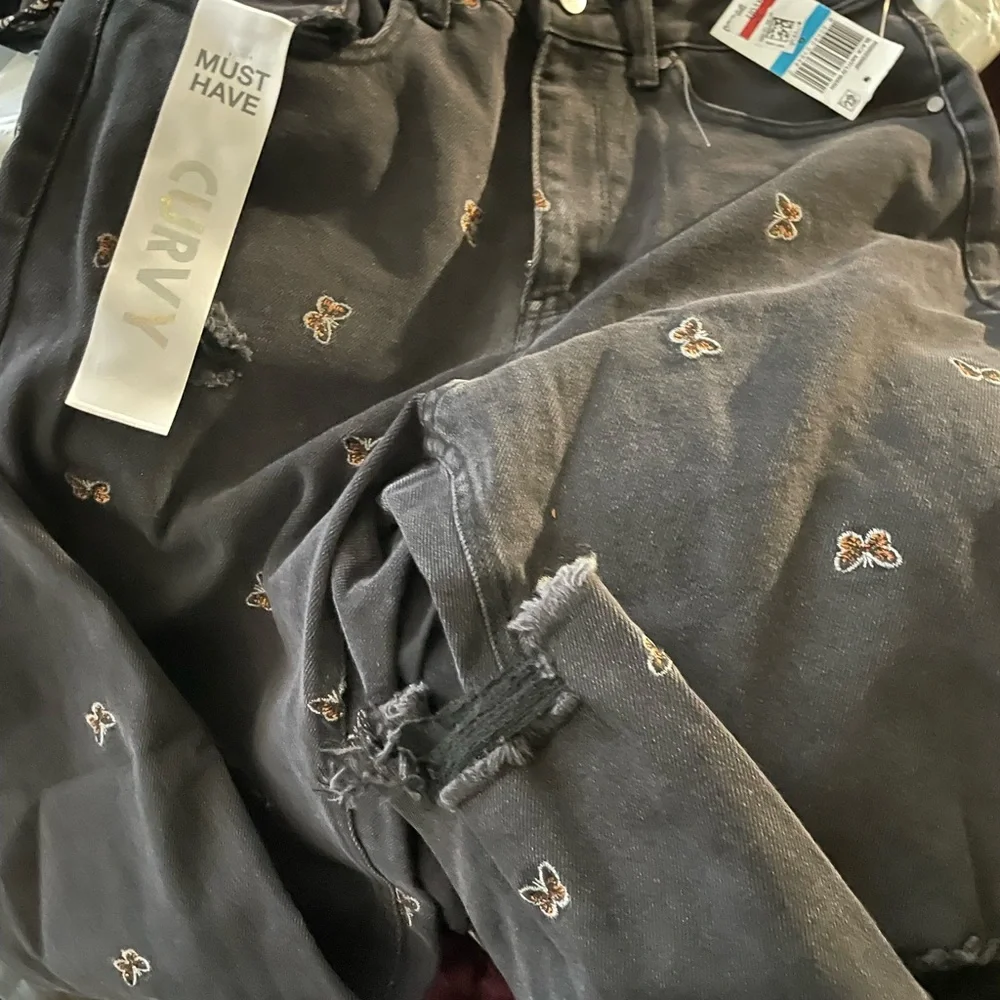 BNWT Mom jeans with butterflies Size 9 - Picture 2 of 3